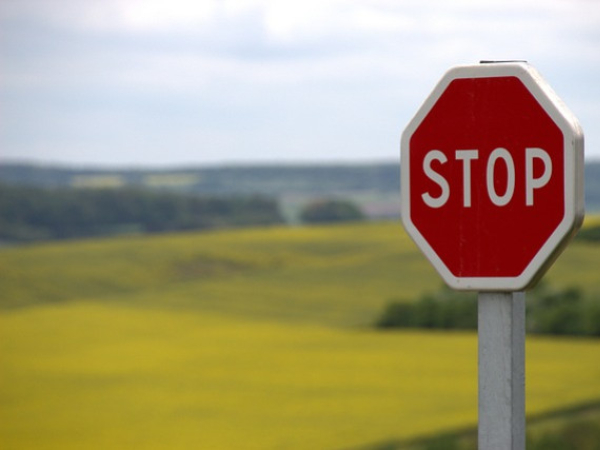 Comprendre les normes des panneaux de signalisation routière